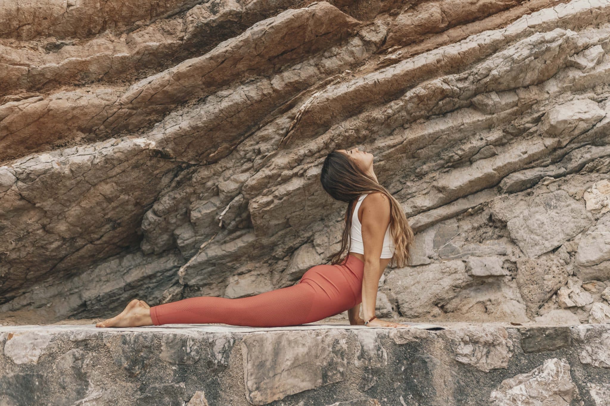 Mujer realizando postura de yoga