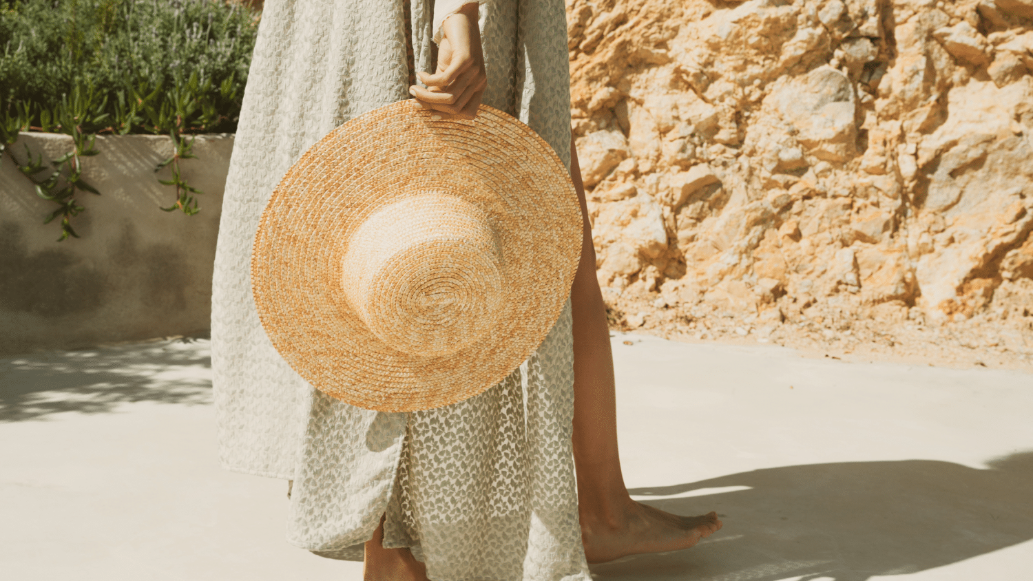 Imagen de sombrero de ala ancha y vestido de verano de mujer
